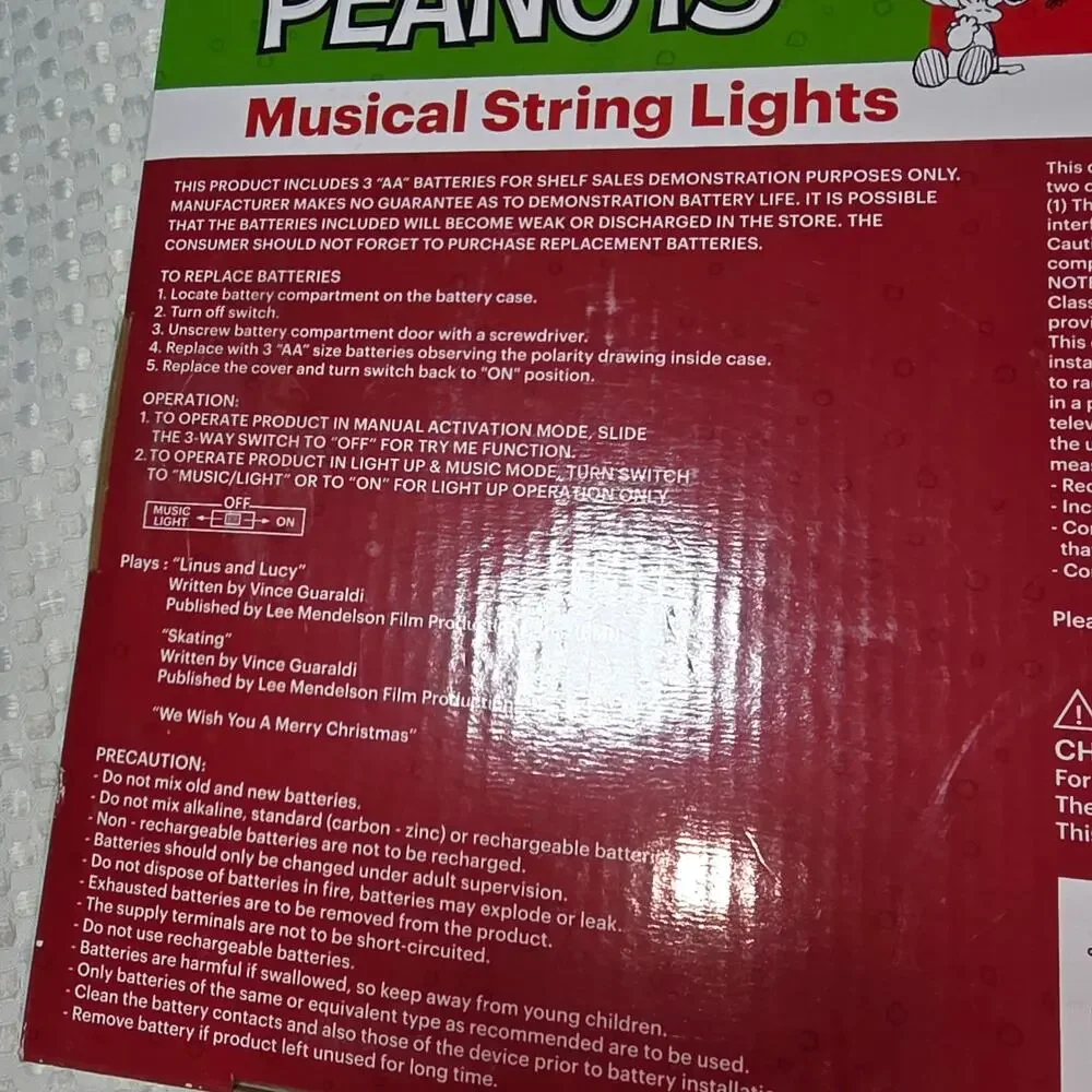 NEW PEANUTS MUSICAL LIGHTS UP CHRISTMAS STRING SNOWFLAKE STRING SET